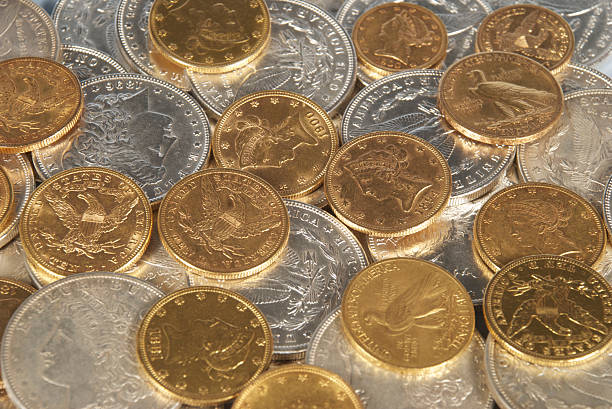 골드 및 실버 미국 동전 더미 - gold coin ingot bullion 뉴스 사진 이미지