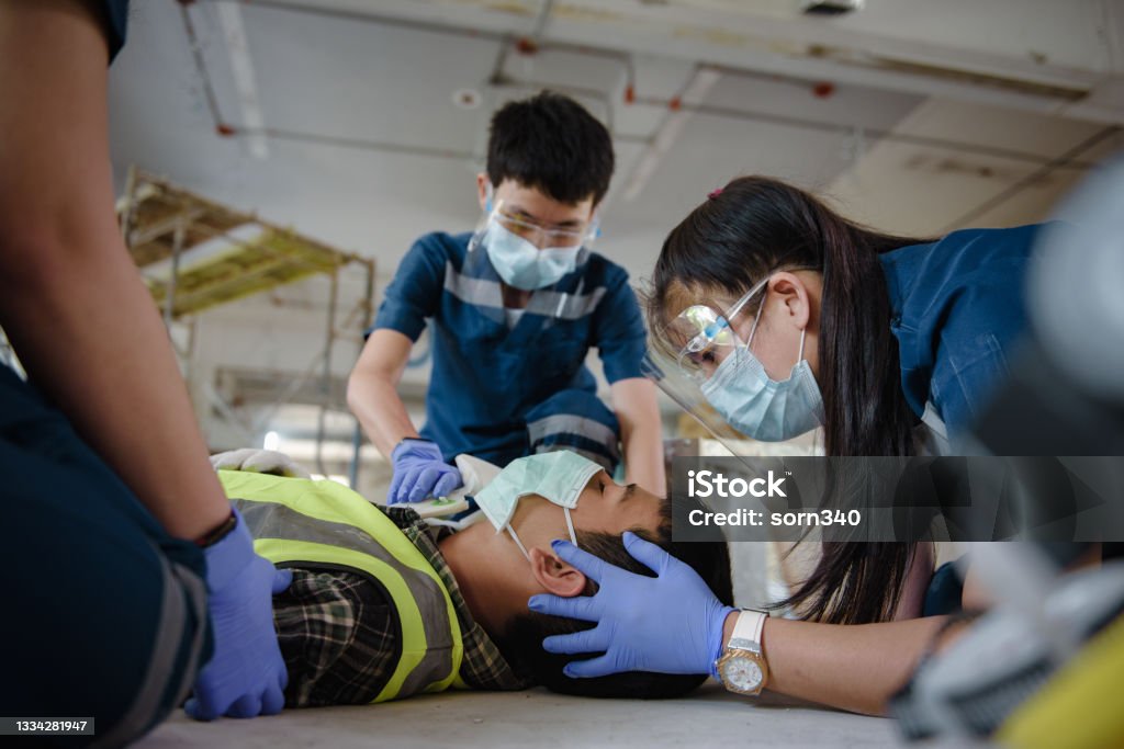 Foto de Médico De Emergência Primeiros Socorros Para Lesões Na Cabeça De Acidente De Trabalho Foto de Médico De Emergência Primeiros Socorros Para Lesões Na Cabeça De Acidente De Trabalho