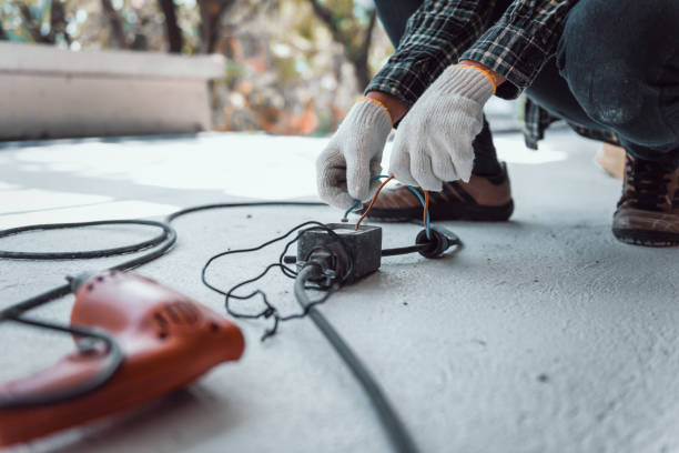 電気プラグを電気ツールに電気コンセントを接続する手は電気ショックを引き起こさない、作業員に気づかないで、作業事故は、職場の概念で作業者の感電を事故。 - work tool hand tool construction repairing ストックフォトと画像