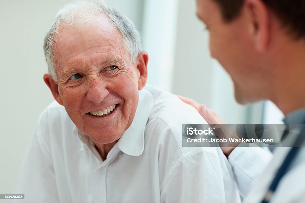 Männlichen Arzt mit seinem Patienten über - Lizenzfrei Heilbehandlung Stock-Foto