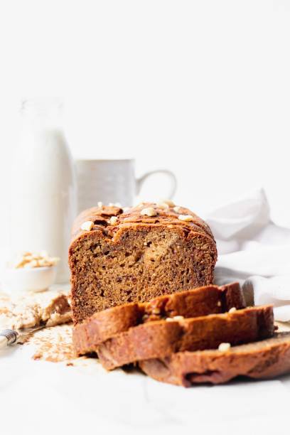 erdnussbutter bananenbrot - foodstyling stock-fotos und bilder