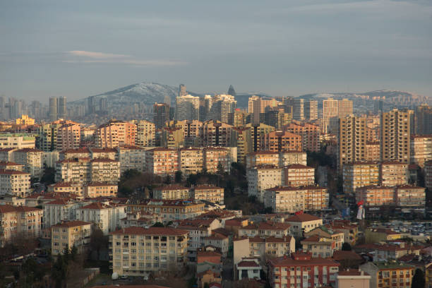 istanbul gebäude und panoramablick auf die stadt bei nebligem wetter. - kadikoy district stock-fotos und bilder