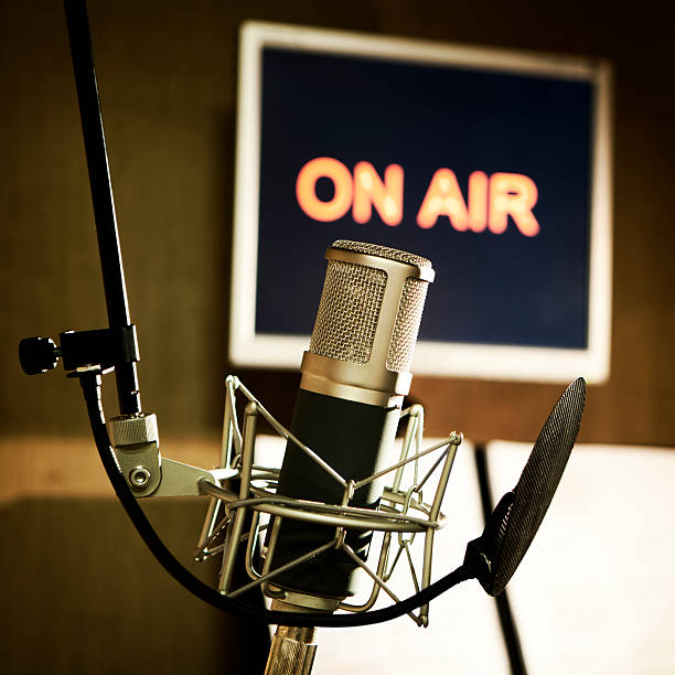 미디어: on air - microphone mid air recording studio radio station 뉴스 사진 이미지