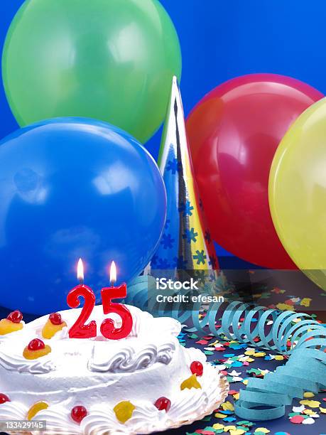 25 Th Aniversário Especial - Fotografias de stock e mais imagens de Aniversário de 25 anos - Aniversário de 25 anos, Bolo - Sobremesa, 20-24 Anos