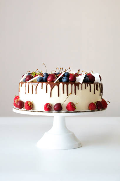 흰색 배경에 딸기, 블루 베리와 체리 초콜릿생일 케이크. 메뉴 또는 제과 카탈로그그림입니다. - cake server 뉴스 사진 이미지