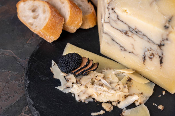 queso duro italiano pecorino romano con trufa negra - trufas sin nata fotografías e imágenes de stock