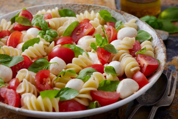 sałatka z makaronem caprese - caprese salad salad tomato mozzarella zdjęcia i obrazy z banku zdjęć