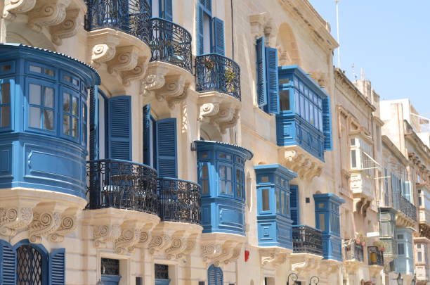 balconi colorati e antichi edifici di la valletta, capitale di malta - montana summer usa color image foto e immagini stock