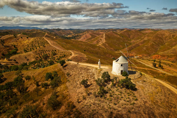 stary historyczny opuszczony wiatrak w silves, algarve, portugalia, zdjęcie lotnicze oryginalnej tradycyjnej architektury na półwyspie iberyjskim, młyn na wzgórzu nad silves. - windmill architecture traditional culture mill zdjęcia i obrazy z banku zdjęć