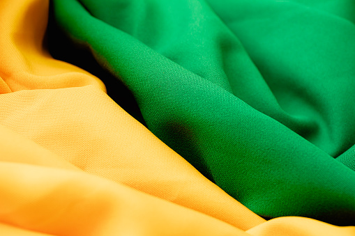 Antecedentes del Brasil. Fondo de textura de tela con colores verdes y amarillos que recuerdan los colores de la bandera brasileña. Foto de la vista superior. photo