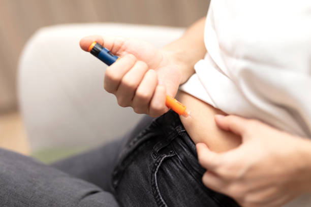 insulin patient - insulin diabetes pen injecting imagens e fotografias de stock