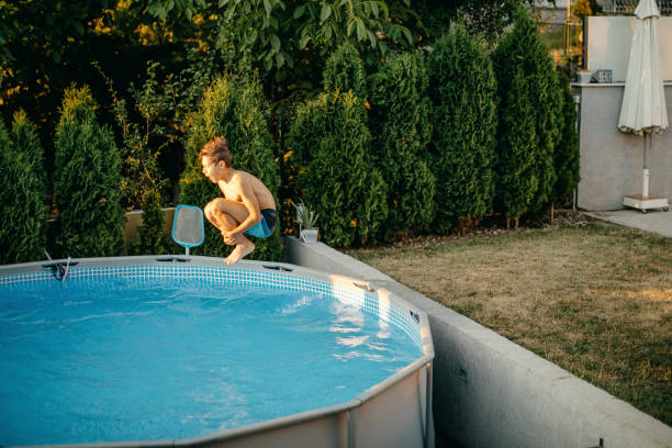 piscina di casa - above ground pool foto e immagini stock