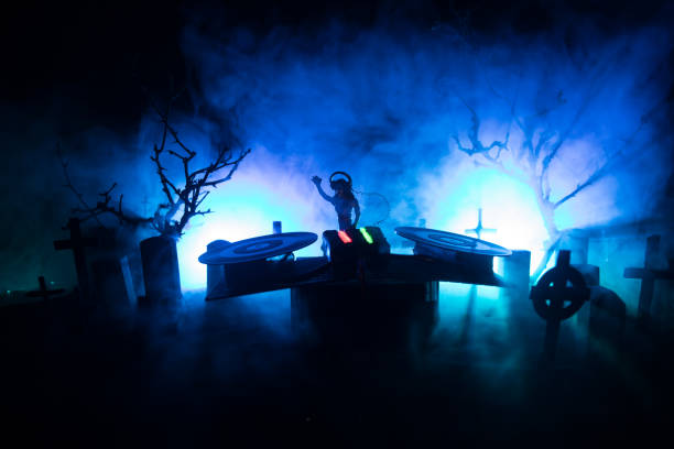 vue effrayante des zombies au cimetière arbre mort, lune, église et ciel nuageux effrayant avec brouillard, concept d’halloween horreur. tonique - sky tree audio photos et images de collection