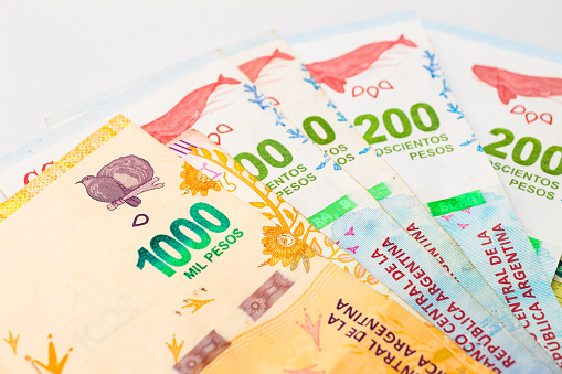 Dinero, Peso Argentino - ARS. Billetes de dinero argentinos aislados sobre blanco en fotografía de primer plano. photo