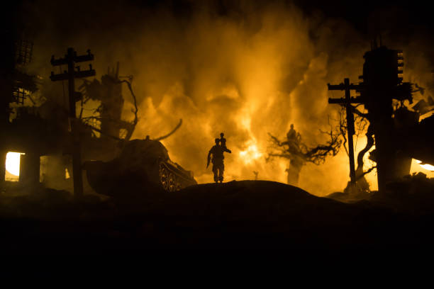 silhouette d’un homme portant une fillette blessée par le feu. concept de sauveur de sauvetage. officier militaire courant avec une femme de la ville brûlée détruite à la guerre. décoration d’œuvres d’art créatives. mise au point sélective - civil war photos et images de collection