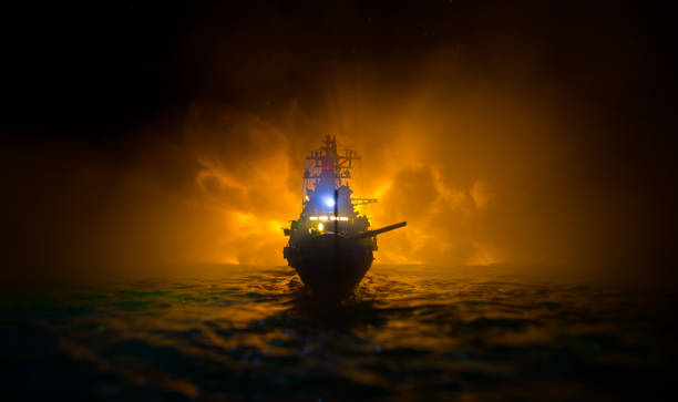 sagome di una folla in piedi su una nave da guerra militare sfocata su sfondo nebbioso. messa a fuoco selettiva. - battleship foto e immagini stock