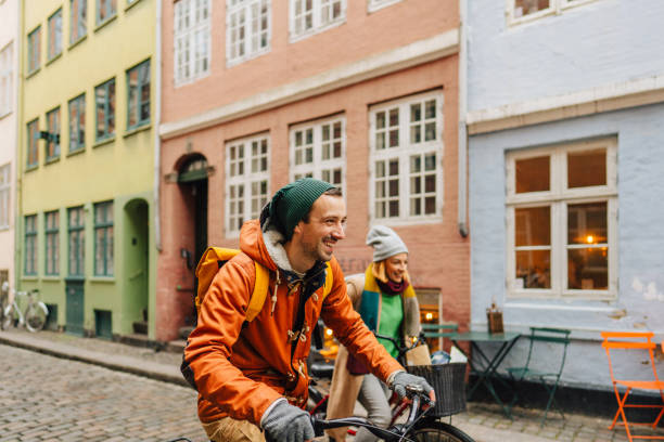 paar genießt die stadtfahrt - kopenhagen stock-fotos und bilder