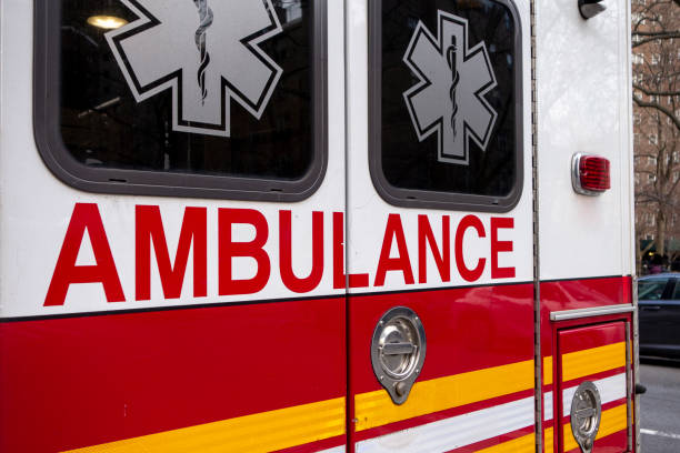 indietro di ambulanza giallo bianco rosso - accident auto accidents car ambulance foto e immagini stock