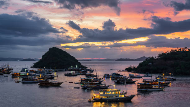 labuan bajo harbor sunset panorama komodo national park indonésia - labuanbajo - fotografias e filmes do acervo