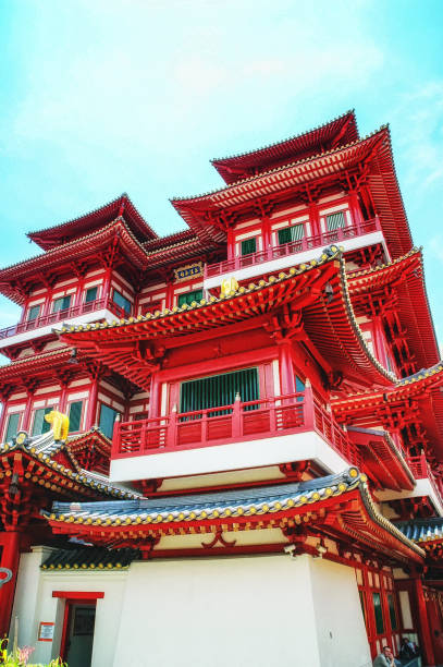 buddha tooth relic temple in china town singapore - dragon china singapore temple imagens e fotografias de stock