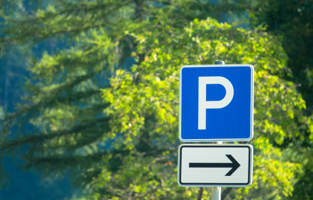 знак парковки в парке - road sign arrow sign blue built structure стоковые фото и изображения