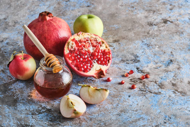 rosh hashanah concept de vacances juives du nouvel an. pommes, miel, grenade - photos de shana tova photos et images de collection