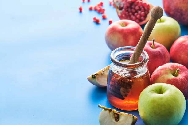 fête juive rosh hashanah avec du miel et des pommes. - photos de shana tova photos et images de collection