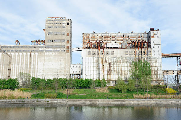 포기됨 공장 - montreal harbor old commercial dock 뉴스 사진 이미지