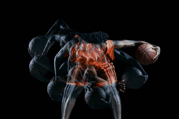un joven africano, jugador de baloncesto en movimiento con el balón aislado sobre fondo negro. efecto estroboscópico - stroboscopic image fotografías e imágenes de stock