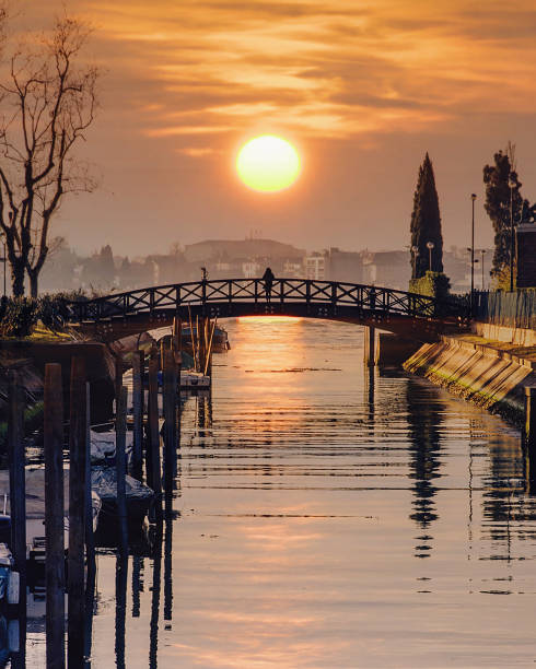 이탈리아 베니스의 다리 위에 일몰 - moody sky outdoors digital composite sunset 뉴스 사진 이미지