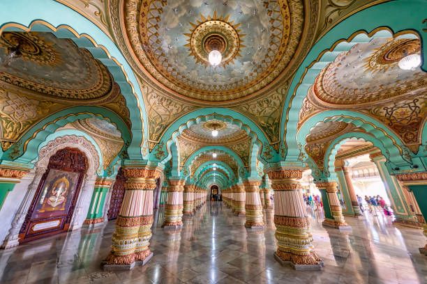 audienzsaal im mysore palace, indien - india palace indian culture indoors stock-fotos und bilder