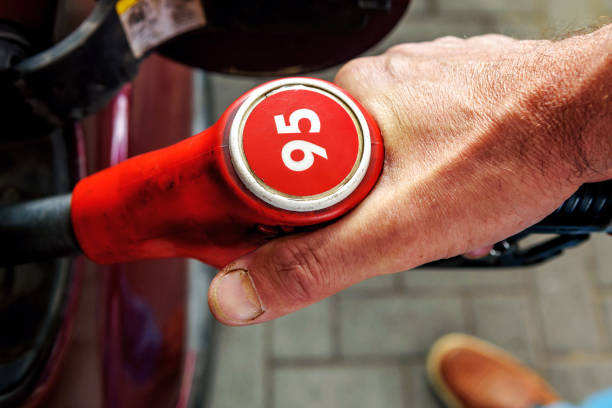 mano, repostar un coche de pasajeros. bomba de combustible con el número 95. vista superior - over 90 fotografías e imágenes de stock