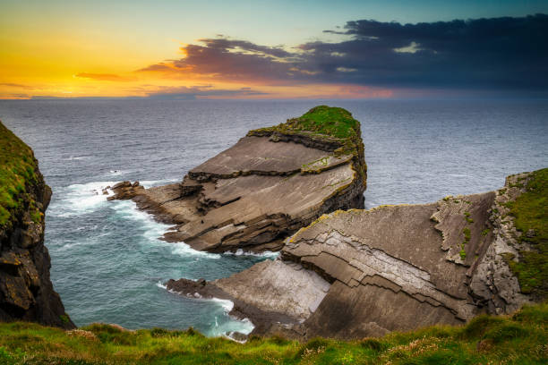 rocky cliffs in kilkee at sunset - kilkee imagens e fotografias de stock