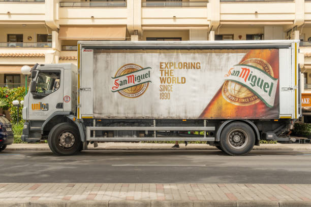 caminhão de entrega de cerveja de san miguel estacionado na cidade turística de palmanova na ilha de mallorca - editorial europe food drink - fotografias e filmes do acervo