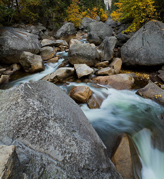 La corriente que fluye de Yosemite - foto de stock
