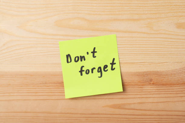 istock Sticky note with inscription DON`T FORGET on wooden table 1334434372