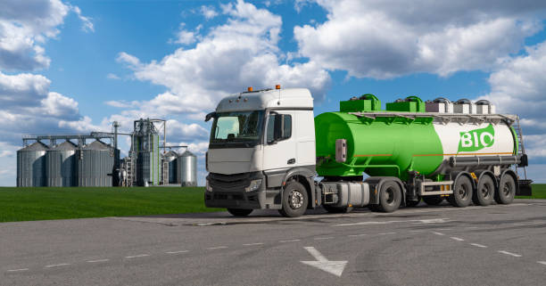 사일로의 배경에 비문 bio와 탱크와 트럭. - truck fuel tanker chemical transportation 뉴스 사진 이미지