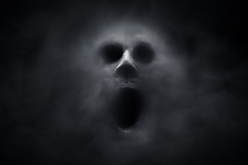 Fantasma aterrador sobre fondo oscuro photo