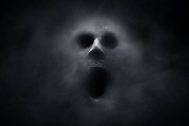 fantasma aterrador sobre fondo oscuro - maldad fotografías e imágenes de stock