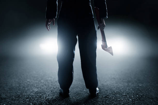asesino en serie con hacha sangrienta - axe murderer spooky men fotografías e imágenes de stock
