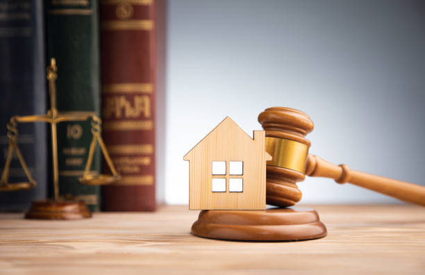 House model, gavel and law books Judge auction and real estate concept. House model, gavel and law books real estate lawyers stock pictures, royalty-free photos & images