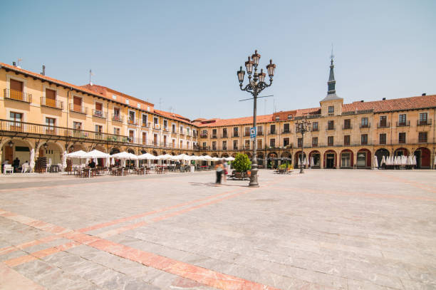 plaza mayor de león, espanha - leon - fotografias e filmes do acervo