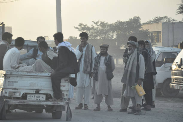 カブールのトラックにアフガニスタンの男性 - カブール ストックフォトと画像