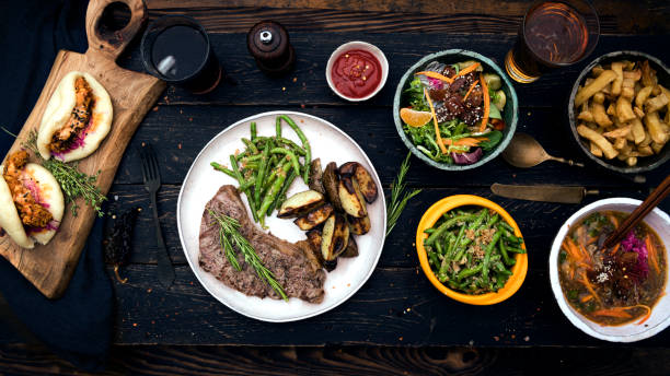 tavolo da pranzo, vista dall'alto sul legno scuro - refreshment dinner table vegetable foto e immagini stock