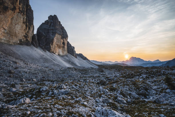 pôr do sol de verão no tre cime di lavaredo, no sexten dolomites, itália - tre cime - fotografias e filmes do acervo