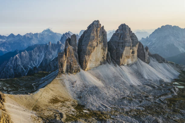 parque natural nacional tre cime nos alpes dolomitas. bela natureza da itália. vista aérea à luz da noite do pôr do sol - tre cime - fotografias e filmes do acervo