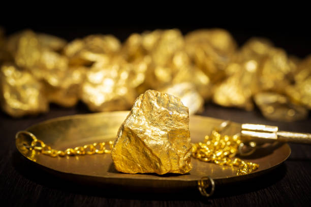 concepto de oro, primer plano de grandes pepitas de oro - metal ore mineral stone block fotografías e imágenes de stock