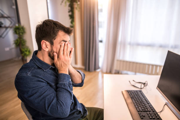 müder mann, der eine pause von der arbeit macht. - problems computer pc frustration stock-fotos und bilder