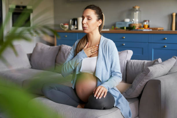 meditación de la mujer pregnat antes del parto - hand on heart fotografías e imágenes de stock