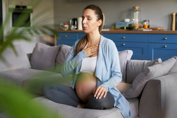 meditazione della donna pregnata prima del parto - hand on heart immagine foto e immagini stock